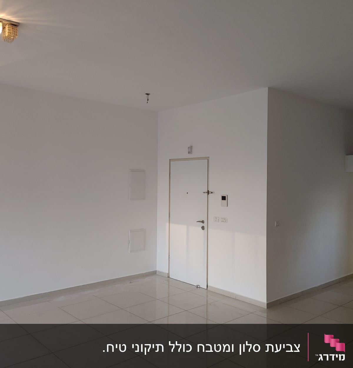 קיר לבן חלק עם דלת לבנה